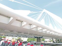 AUTOMÓVIL. El puente Matute Remus, popularmente llamado ''atirantado'', construido en la administración de Emilio González Márquez.  /