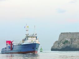 En las primeras horas de ayer, el barco ingresó al puerto de La Habana para dejar la ayuda humanitaria. EFE  /