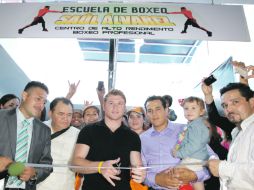 Saúl Álvarez cortó el listón de la academia que lleva su nombre, y que será dirigida por José “Chepo” Reynoso.  /