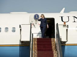 La secretaria de Estado estadounidense, Hillary Clinton, en su llegada al aeropuerto de El Cairo. AFP  /
