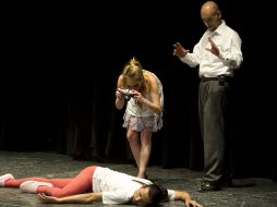 Es una comedia protagonizada por tres personajes inmiscuidos en un crimen pasional tan torpe como ellos.  /