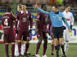 Wolfgang Stark, aquí expulsando a Matthew Patterson del Kaiserslautern, ganará 40 mil euros en la temporada 2012-2013. ARCHIVO  /