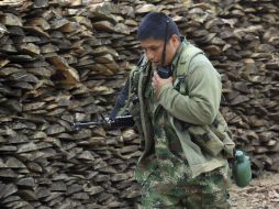Guerrillero de las FARC, sostiene combate contra el Ejército de Colombia. AP  /