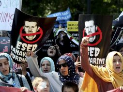 El descontento con el presidente sirio Bachar al Asad crece. En Turquía, manifestantes sirios y turcos se pronuncian en su contra. EFE  /