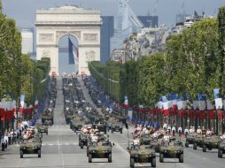 Más de cinco mil militares recorrieron los Campos Elíseos, con el Arco del Triunfo como fondo. EFE  /