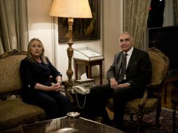 Clinton se reunió con el canciller de Egipto Mohammed Amr, en El Cairo. AP  /