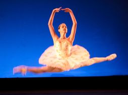 Marissa Jiménez muestra su arte ante la mirada atenta de los tapatíos que asistieron al teatro.  /