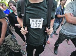 EN EL PARQUE REVOLUCIÓN. Integrantes del movimiento juvenil se reúnen para una asamblea en la ciudad.  /