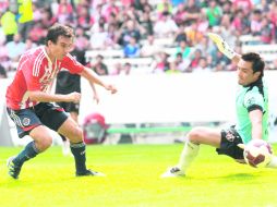 ATAJADA. El arquero rojinegro Miguel Pinto evita un gol cantado de Lucho Pérez  /
