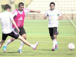 Entrenamiento. Miguel Ponce disputa un balón con Oribe Peralta y Javier Cortés. EFE  /