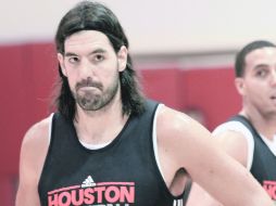 Luis Scola todavía tenía tres años de compromiso laboral con los Rockets de Houston. AP  /