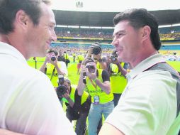 Van’t Schip y Juan Carlos Chávez se saludaron previo al Clásico tapatío de fin de pretemporada disputado ayer por la tarde.  /