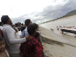 El ejército y la policía continúan con las labores de rescate junto a residentes locales. REUTERS  /