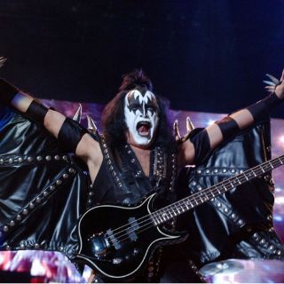 Emociona presentación de Gene Simmons en tributo a Kiss