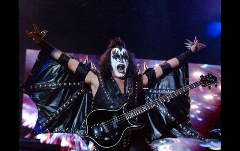 Gene motivó a los presentes a que corearan primero los hombres, luego las mujeres; después al unísono le pedían una más. ARCHIVO  /