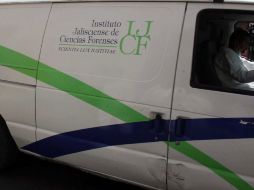 Peritos del Instituto Jalisciense de Ciencias Forenses (IJCF) levantaron de la escena tres casquillos. ARCHIVO  /