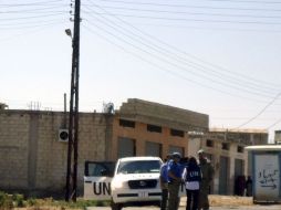 Observadores de la ONU investigan la masacre ocurrida el pasado jueves en la localidad siria de Treimsa. EFE  /