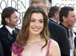 La actitud de anne Hathaway durante una cena, desató murmuraciones. ARCHIVO  /