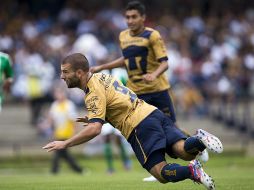 Emanuel Villa se despacha con un doblete en la victoria de Pumas. MEXSPORT  /