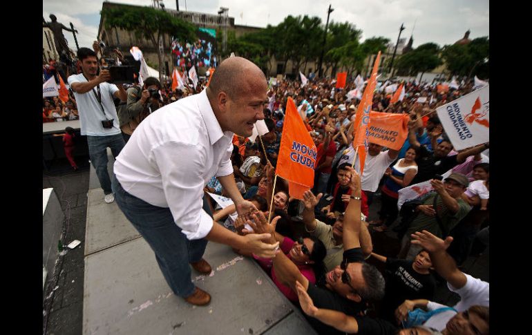 Alfaro con simpatizantes reunidos en Plaza Liberación.  /