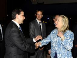 Hillary Clinton (D), saludando al embajador estadounidense Dan Shapiro (I), a su llegada al aeropuerto Internacional Ben Gurion. EFE  /