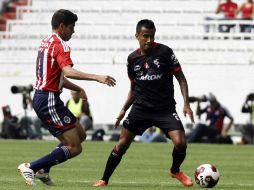 Alonso Sandoval, en una acción del juego de ayer contra su exequipo, el Guadalajara. MEXSPORT  /