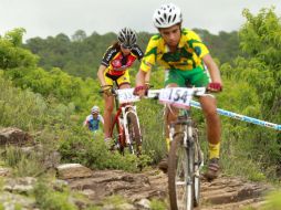 Lizbeth Flores (de amarillo, rojo y negro) se quedó cerca de conquistar el primer sitio.  /