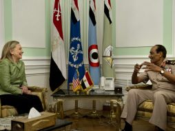 Tantaui, jefe de la junta militar, charla con  Hillary Clinton este domingo en El Cairo. AP  /