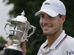 Isner presume el trofeo conquistado. AP  /