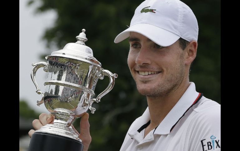 Isner presume el trofeo conquistado. AP  /