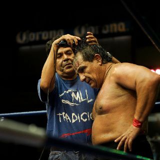 Cavernario rapa a Javier Cruz