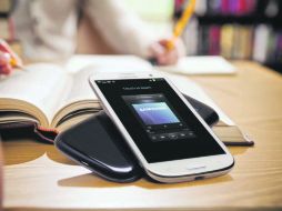 TELÉFONO INTELIGENTE. El Galaxy S III cuenta con una pantalla de 4.8 pulgadas, una cámara trasera de ocho megapixeles. ESPECIAL  /