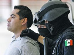 Bogard Felipe Lugo de León, custodiado por agentes federales para pagar por la responsabilidad tres homicidios cometidos en junio. AP  /