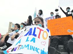 Los menores, vecinos de la Colonia Villas de Guadalupe, piden a los adultos que dejen de contaminar ya que “nos enferman los pulmones.  /