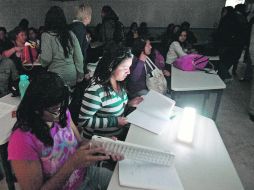 Alumnos del Instituto Tecnológico de Milpa Alta, inaugurado a principios de 2012, estudiaban sin luz en marzo pasado  /