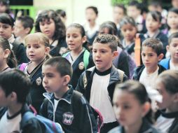 Niños de un colegio tapatío. Sólo 62 de los cuatro mil 500 planteles urbanos tienen hoy una licencia de transporte.  /