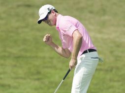 Certero. Zach Johnson celebra tras embocar el putt de la victoria. AP  /