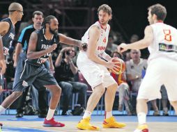 Con cuidado. Pau Gasol (con la bola) es marcado por Ronny Turiaf, durante el juego amistoso. REUTERS  /