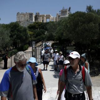 Cierra antes la Acrópolis de Atenas por el calor extremo