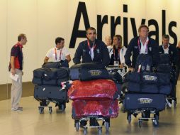 Voluntarios guían a los deportistas desde el aeropuerto hasta el Parque Olímpico. En la imagen la delegación italiana. REUTERS  /