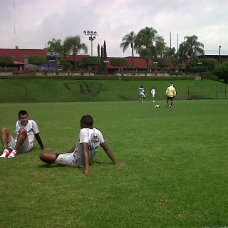 Chávez comienza a definir esquema rojinegro