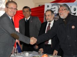 El ex presidente paraguayo, Fernando Lugo (d), estrecha la mano del europarlametarario español Luis Yáñez-Barnuevo García (i). EFE  /