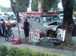 En el árbol donde se impactó había un puesto de gafas, cuyo comerciante resultó ileso.  /