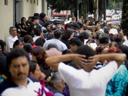 Familiares de los jóvenes detenidos permanecen afuera de la Fiscalía Central de Investigación de la procuraduría del DF. EL UNIVERSAL  /