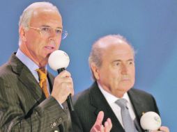 Franz Beckenbauer, presidente del comité organizador de Alemania 2006, desacreditó las declaraciones de Joseph Blatter. AP  /