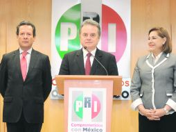 Pedro Joaquín Coldwell (c), líder nacional de los priistas, entrega el documento que defiende la victoria de Peña Nieto. EL UNIVERSAL  /