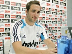 El delantero argentino del Real Madrid, Gonzalo Higuaín, durante la rueda de prensa que ofreció, tras entrenamiento. EFE  /