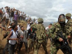 Miembros de la etnia nasa, autodenominados guardia indígena rodearon a los soldados que estaban asentados en una colina. AFP  /
