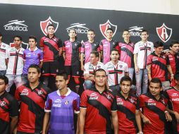 Los jugadores del Atlas modelan los nuevos uniformes para la próxima temporada.  /