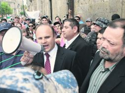 Una comisión de diputados buscó hablar con los quejosos que cerraron calles en parte del Centro y obligaron a suspender la sesión.  /